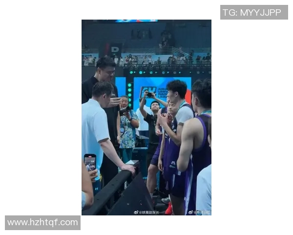 姚明惊喜现身英雄联盟赛事现场引发粉丝热议与欢呼声四起